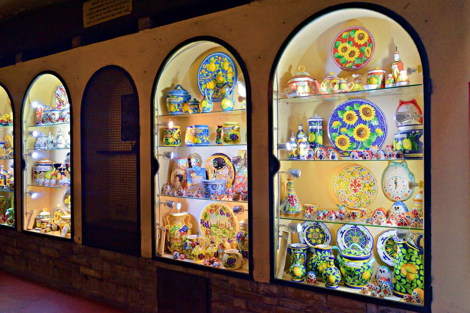 Vitrines de céramiques peintes dans une boutique de Florence