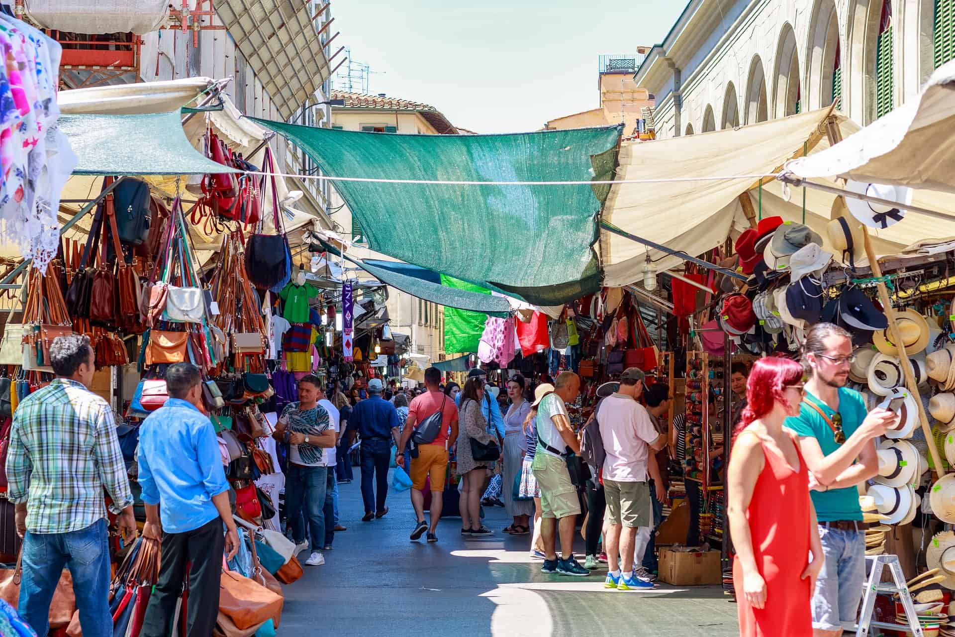 Étals de sacs et de souvenirs sur le marché de San Lorenzo