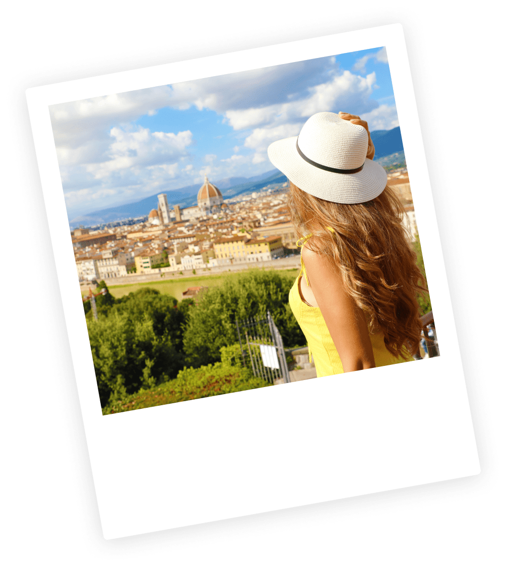 Voyageuse au chapeau contemplant Florence et le Duomo depuis les hauteurs