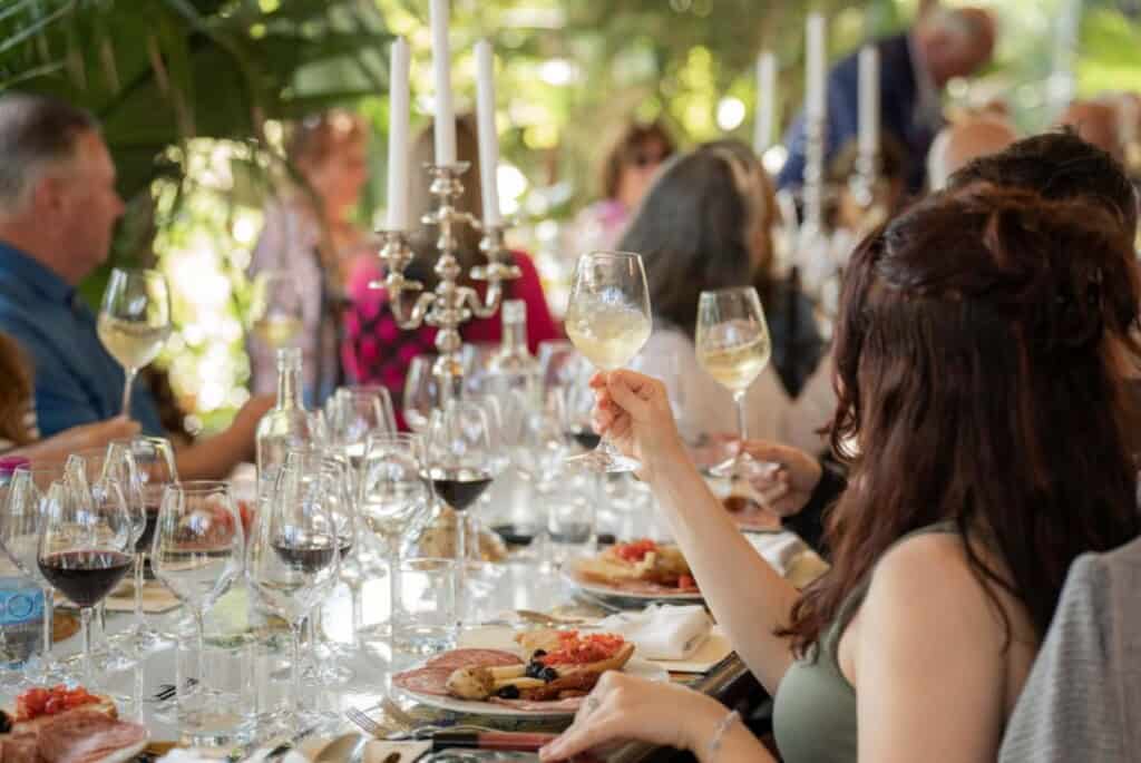 Repas dans un domaine et dégustation de vin