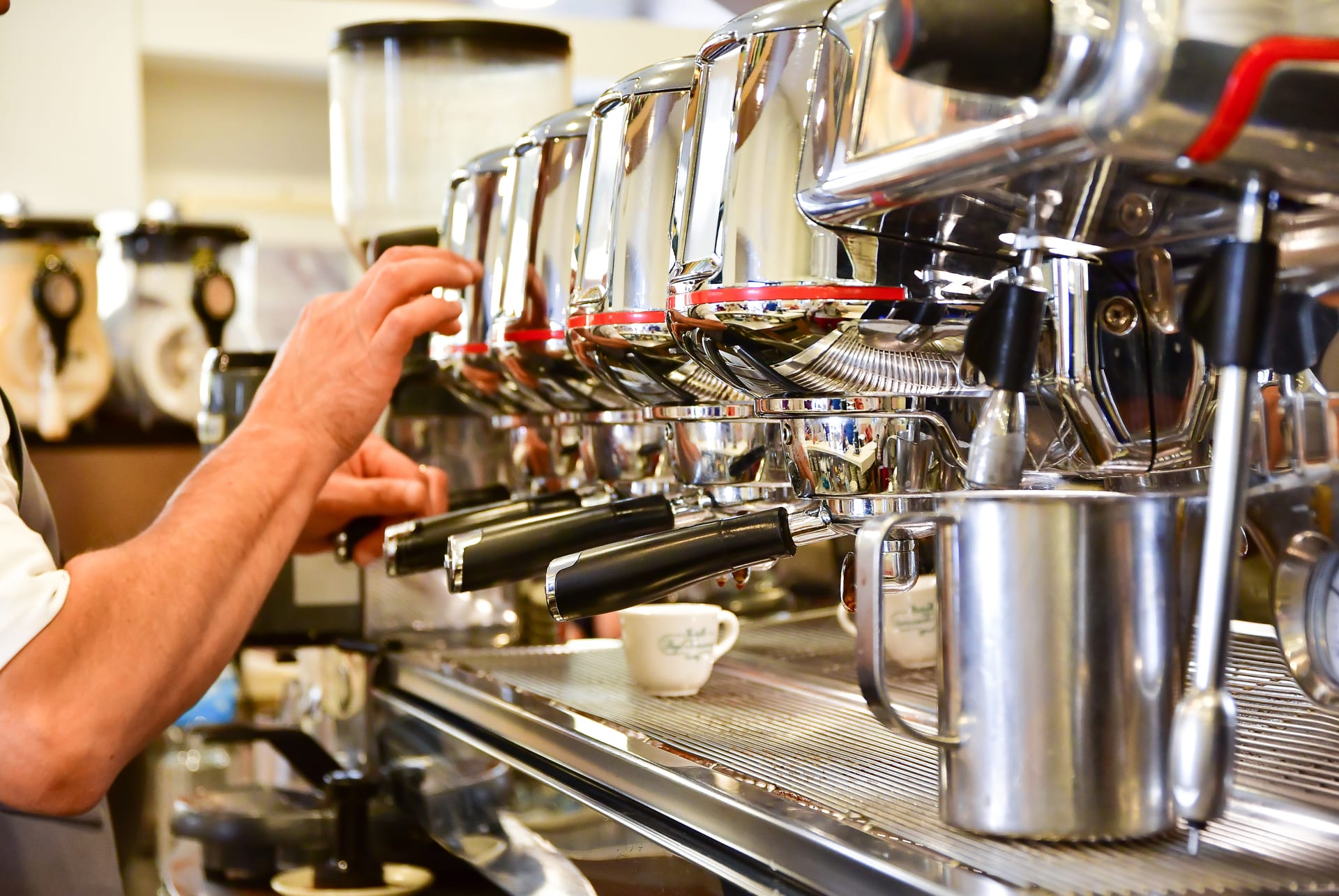 Barista préparant un espresso sur une machine professionnelle