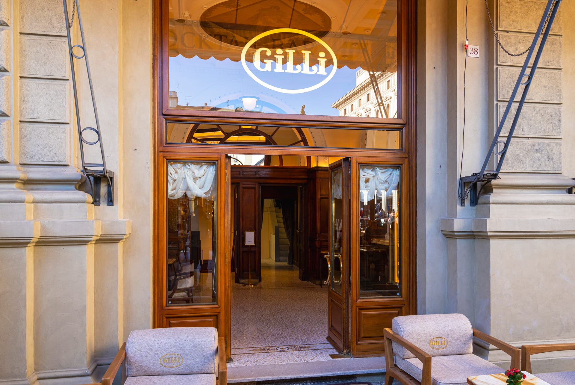 Entrée du Caffè Gilli et ses fauteuils de terrasse à Florence