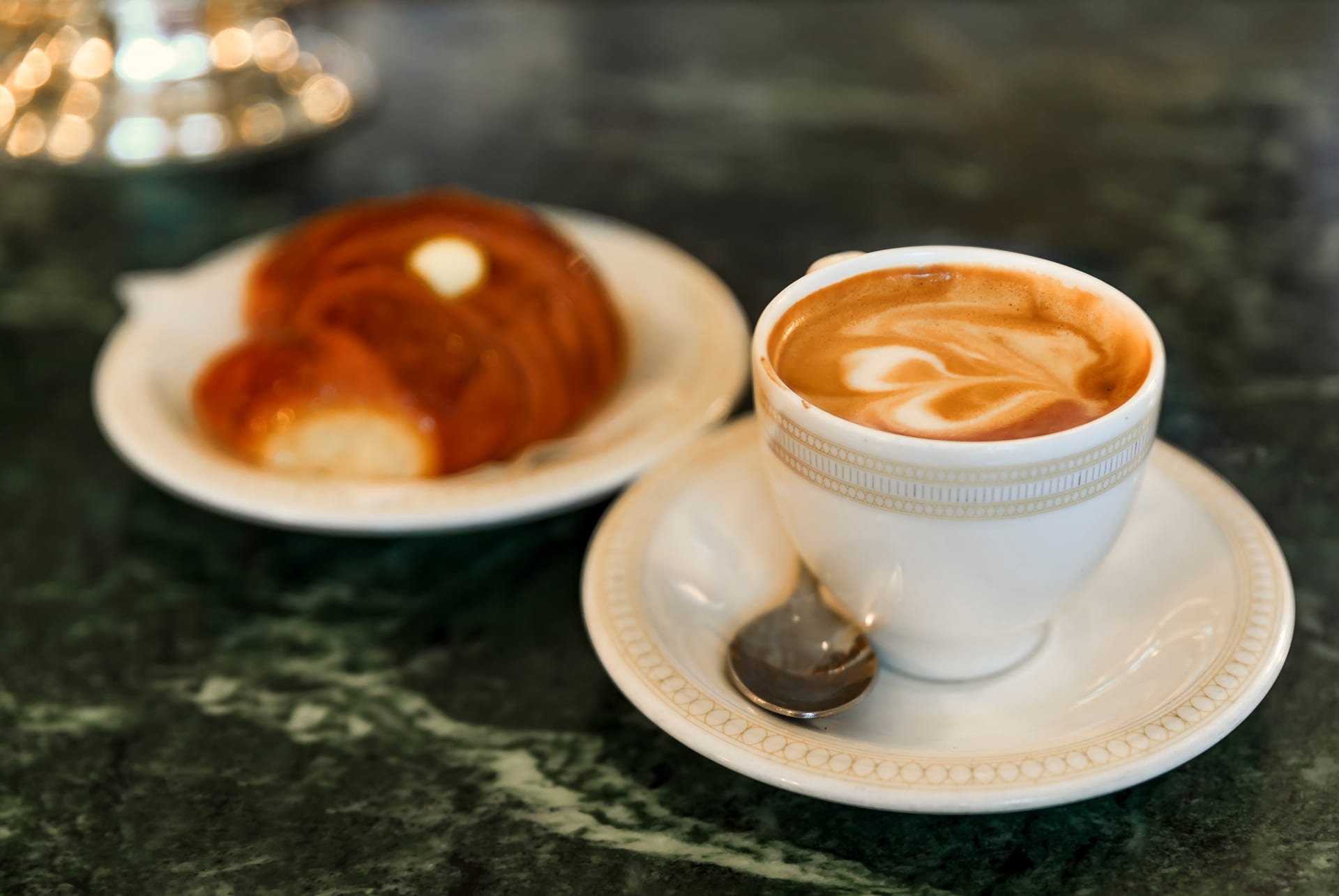 Cappuccino et cornetto sur le comptoir en marbre d'un café de Florence