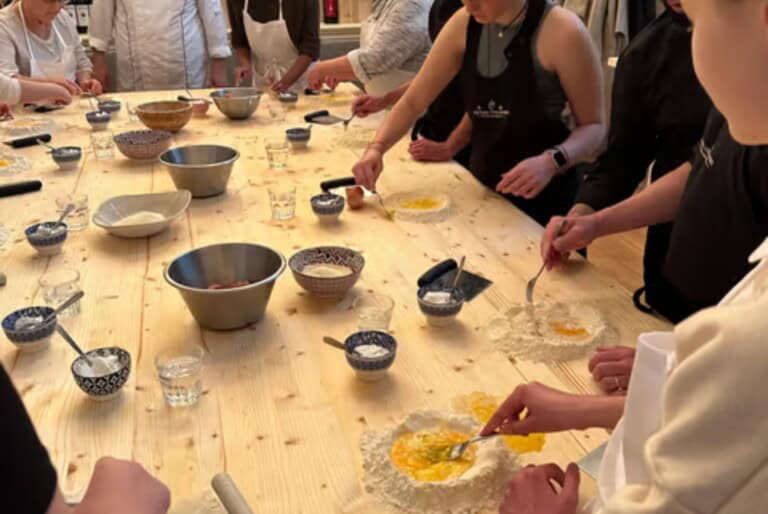 Cours de cuisine de pâtes avec vin à volonté